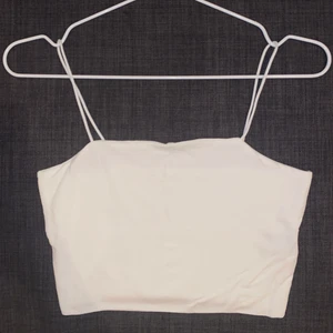 Croptop, xs -  En vit kropp topp med spagetti band i storlek xs. Jätteskönt material. 