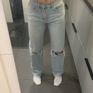 Ginas 90s high Waist ripped jeans - Superfina slitna jeans från Gina i storlek 34. Dem är avklippta längst nere, jag är 165 och har långa ben men dem är lite korta på mig, hon på bilden är ungefär samma längd men med kortare ben. Dem är i nyskick utan några fläckar osv. 250kr. lånade bilder