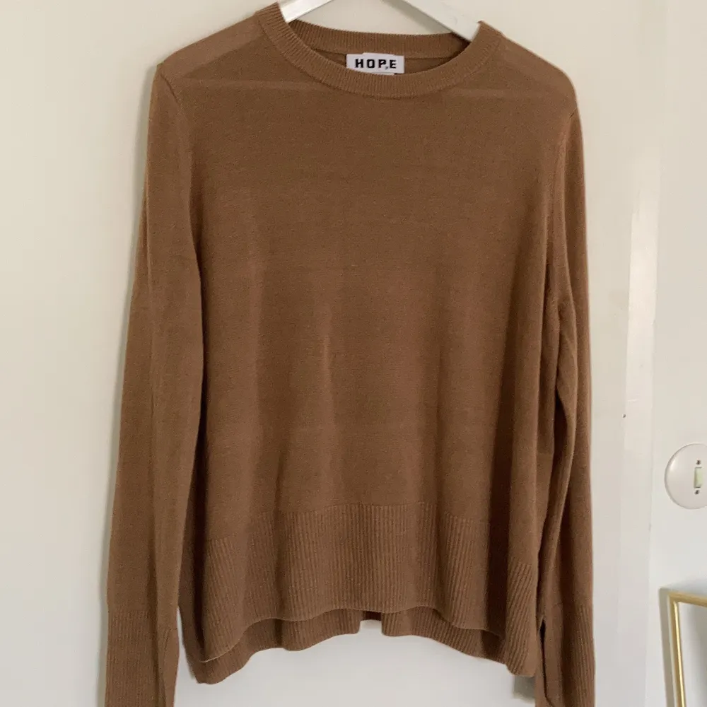 I have 2 sizes for sale: 36/44 (M women’s, S men’s) and 42/50 (XL women’s, M-L men’s). Dark tan camel color, linen blend is very breathable/light so it hangs in a relaxed way compared to cotton or wool. Used once, washed once. Happy to meet up in Stockholm or ship—I don’t have Swish (sorry) but I can take bank transfer, SEK/EUR/USD cash…or you can buy me some coffee beans?. Stickat.