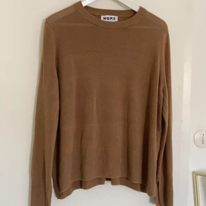 Unisex HOPE tan jumper S-M and M-L - I have 2 sizes for sale: 36/44 (M women’s, S men’s) and 42/50 (XL women’s, M-L men’s). Dark tan camel color, linen blend is very breathable/light so it hangs in a relaxed way compared to cotton or wool. Used once, washed once. Happy to meet up in Stockholm or ship—I don’t have Swish (sorry) but I can take bank transfer, SEK/EUR/USD cash…or you can buy me some coffee beans?