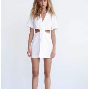 Jätte fin vit klänning från Zara, aldrig använd och passar super på student eller skolavslutning!! Finns inte kvar att köpa längre.