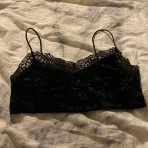 Topp från zalando  - Säljer denna fina topp från zalando med spets på tyget är i samets och den är i rätt bra skick och väldigt snygg den är lite stor på mig men väldigt fin annars 