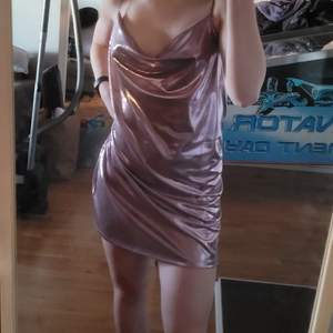 En jättefin festlig lila klänning i storlek M Det är en glänsande kortklänning med passform🥰😇 Den är oanvänd med lappen kvar då jag köpte fel storlek🤩
