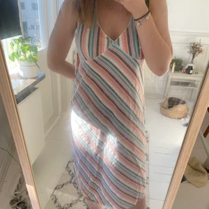 Vintage klänning💙🧡 - I 100% bomull så i väldigt bra kvalitet💓 Passar en S/M🤍 Kontakta mig för fler bilder eller för mer information :)