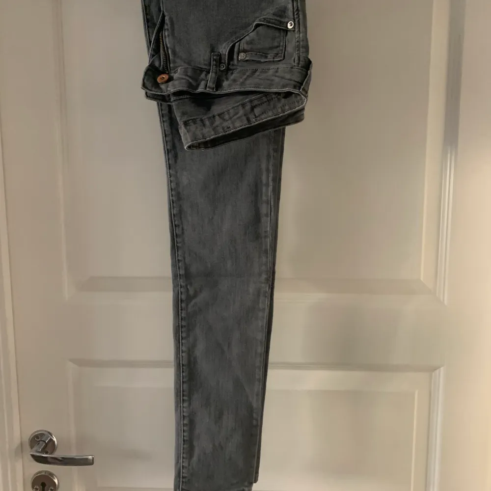 Jeans från H&M. Är absolut öppen för prisförslag, kan mötas upp i Stockholm och det är bara att skriva för fler bilder!!. Farkut & Housut.