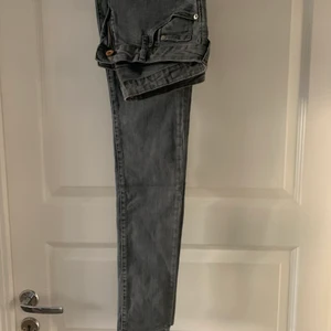 Jeans från H&M  - Jeans från H&M. Är absolut öppen för prisförslag, kan mötas upp i Stockholm och det är bara att skriva för fler bilder!!