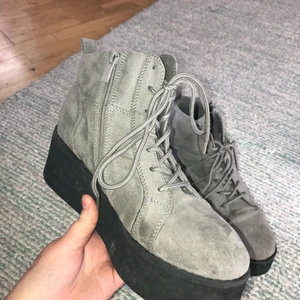 Skor  - Stl 38. I använt skick. Pris kan diskuteras. 