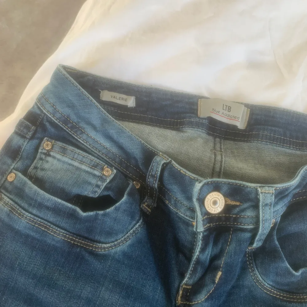 Super snygga mörkblåa lågmidjade jeans från LTB ”valerie”. Slutsålda på hemsidan och använd endast en gång. Dem är super långa i benen för mig som är ca 175cm och as snygg passform. Skriv för flera bilder eller funderingar❤️. Jeans & Byxor.