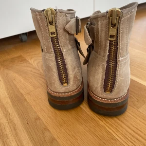 Primeboots - Begiea primeboots i storlek 38. Med guld dragkedja baktill. Köparen står för frakten.