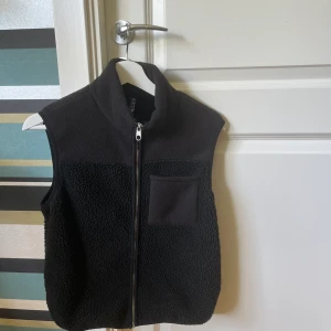 Teddy väst 🧸 - Västen är från nelly och storleken är xs. Passar perfekt nu till hösten 🍁🤎Priset är disskuterbart men just nu 150 kr + frakt!!