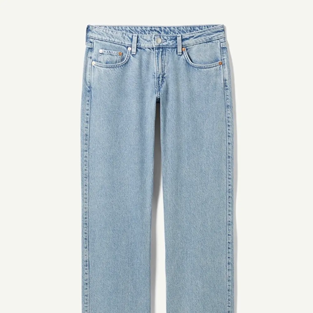 Trendiga lågmidjade weekday byxor, säljer då dom inte kommer t användning. 66kr frakt tillkommer 🙂. Jeans & Byxor.