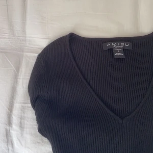 Ribbad tröja - Ribbad/stickad v-ringad tröja från new yorker. köpte till ett speciellt tillfälle så den har nästan aldrig kommit till användning. skön till hösten! 100 kr + spårbar frakt (66kr)🌸går att få annan frakt