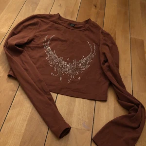 Tröja - Tröja från shein! Den är i storlek L men den passar nog en xs/s då den är liten i storleken! Frakt tillkommer på 26kr!