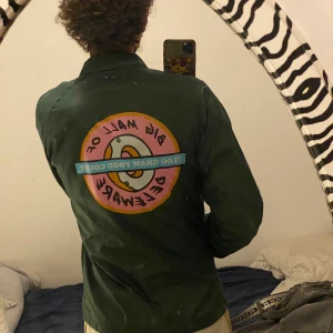 Golf wang - Otroligt fin och bekväm vind/regn coach jacka från Golf wang, från 2014 och väldigt Sällsynt! Står S i den men passar mig helt utmärkt och jag är 190cm lång. Skulle säga att den är en Medium.  Säljs i befintligt skick.  Öppen till frågor och bud.🌸