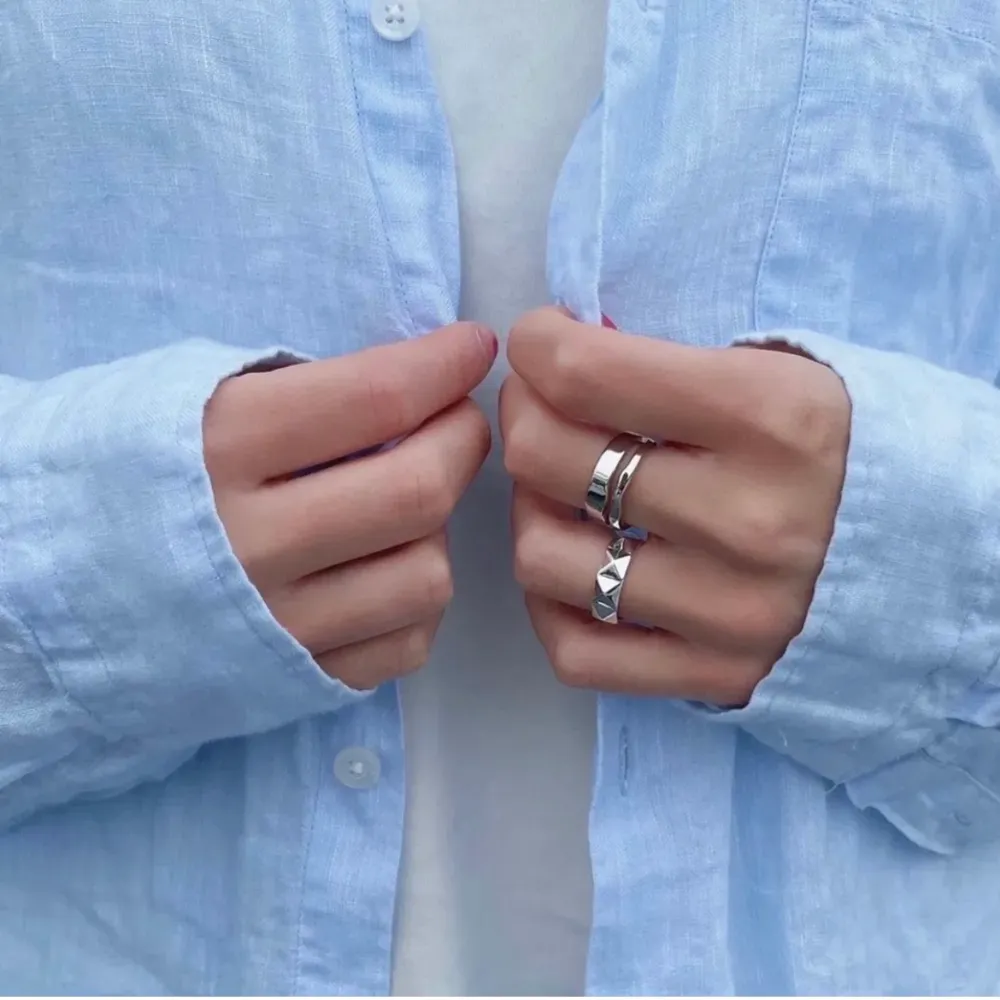 Alla ringar är justerbara och finns både i silver och i guld Ringbox, putsduk ingår. Instagram : @olympia.rings ⚡️⚡️. Accessoarer.