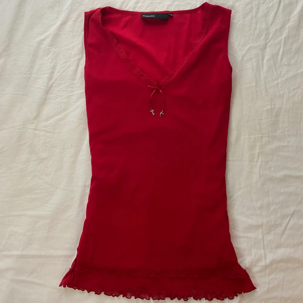 Jättefint rött linne med volang och två små metallhängen längst fram, insydd för att passa xs. Möts i slussen eller postas🤎 Köp nu är på. Toppar.