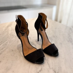 Svarta klackar Zara - Svarta klackar från Zara. Använda men i fint skick. 