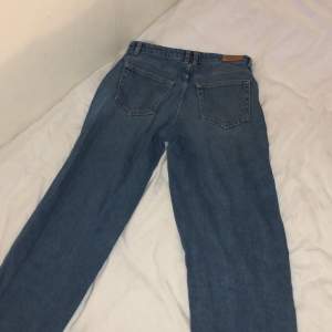 Mörkblåa Baggy jeans från Only. Storlek S. Slutsåld i butik 