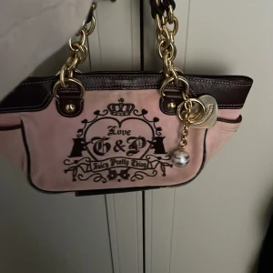 Juicy väska - Hej! Jag säljer denna jätte fina juicy couture väska eftersom att jag inte andvönder den längre. Den är i fint skick och görs heller inte längre i butikerna. Nypris runt 3000kr och säljer för 900+frakt 49