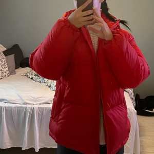 Vinterjacka  - Säljer denna snygga vinterjacka ifrån H&M, använd en vinter, storlek XS men passar även S/M🥰 Köparen står för frakten!!❤️‍🔥