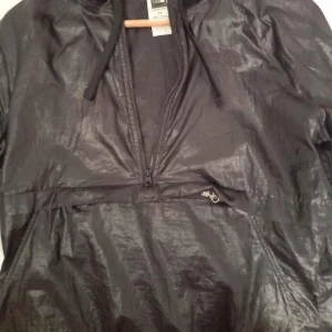 The north face Vindjacka  - säljer min The North Face vindjacka den är 5 månader gammal men är som ny den har inga fläckar eller hål den är för både män och kvinnor det är storlek M pris kan diskuteras vid snabb affär