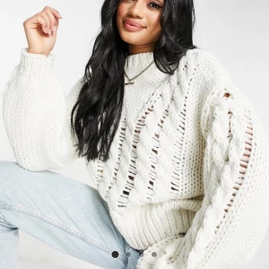 Stickad Tröja  - Säljer denna stickade tröja helt oanvänd med prislapp kvar. Säljer pga missade returdatumet 🙈(köpte 2 st) Köpt för 302 kr. SLUTSÅLD!!