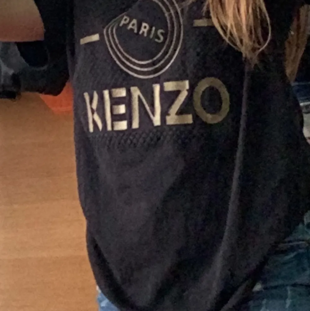 Säljer min kenzo t shirt som är i storlek M men tycker den sitter bra på mig som har storlek xs. T-shirts.