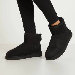 Uggs svarta - Hej, Säljer nu mina svarta Uggs som jag köpte förra vintern, tyvärr kom de aldrig till användning då de var för stora men retur tiden redan passerat.  I super fint skick förutom ett litet skrapmärke på högra skon! Köpta på Zalando för 2000kr 