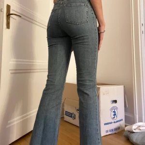 Jeans - Flared jeans från brandy melville. I bra skick <3  Strl 38 men små i storleken. Passar mig som brukar ha s/36. Jag är 172 :)