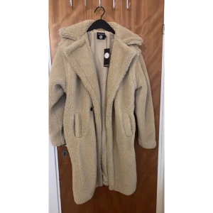 Teddybear kappa - En helt ny Teddy bear kappa från Boohoo, aldrig använd pga fel storlek. Färgen beige. Dm vid intresse eller fler bilder.