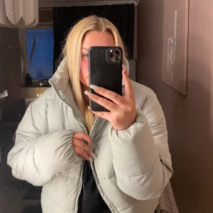 Super fin pufferjacka  - Jackan är köpt för mindre en ett år sen, använd max 3 gånger då jag inte tycker jag passar i färgen. Den är hel och fin, jackan tvättas innan den säljs såklart! Passar både m, s & l, beroende på hur man vill den ska sitta! 🤍