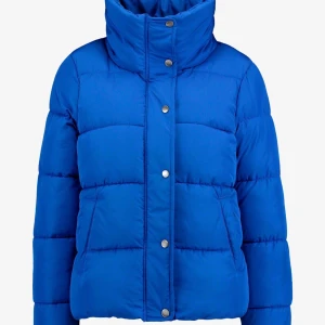 Blå jacka Only - Fin blå pufferjacka som är perfekt ull hösten. Märket är only. Den är slutsåld överallt. Skriv för fler bilder💗