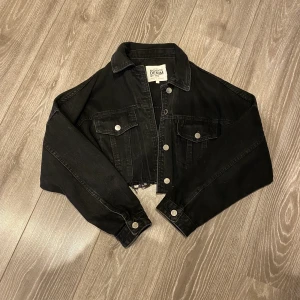 Jeansjacka  - Säljer min jättefina jeansjacka från Zara då jag växt ifrån den, superfin och finns inga defekter på användning! 