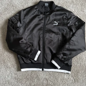 Puma- jacka - Jacka i nyskick, använd max 6 gånger, stl M