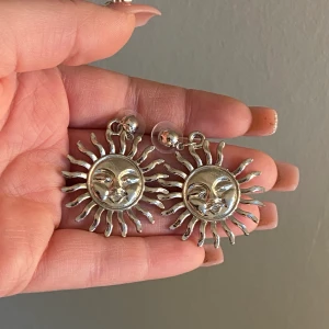 sol örhängen  - dessa örhängen i perfekt skick använde jag endast en gång! Och använder aldrig. säljer för 30kr! ❣️ hör av vid intresse! 