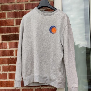 Grå sweatshirt M - Grå sweatshirt i L men sitter mer som M och är i bra skick