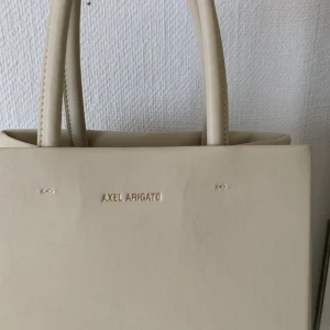 Axel Arigato väska - Axel Arigato väska - möts gärna annars står köparen för frakten