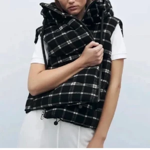 Zara tjock väst - Säljer nu denna favorit då en tyvärr inte kommer till användning💗💗Jättefint skick, storlek S