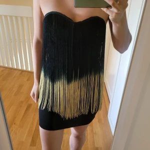 20tals klänning - Kort klänning som jag köpte i Spanien för några år sedan, använt 3-4 ggr så den är i väldigt bra skick! Få alltid komplimanger när jag haft den på mig! Vet ej vad det är för märke då lappen inte finns kvar men bra kvalitet! Storleken S-M tycker jag!