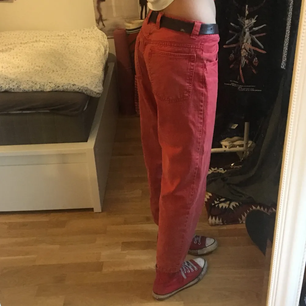 Säljer dessa rosa Polar 93’ byxor då jag bara använde dem några gånger:( De är färgade av rapsfält butiken!:) (Jag är 178 cm)  Dm för bättre bilder:). Jeans & Byxor.
