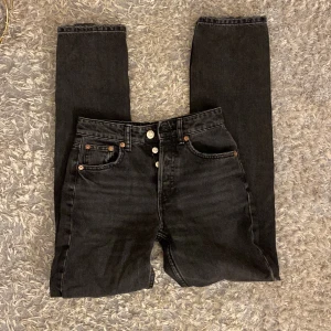 Svarta zara jeans❤️ - Säljer dessa svarta/gråa jeans ifrån zara pga att de tyvärr är försmå för mig. Använt fåtal gånger. Köpte de för cirka 370kr❤️❤️Säljer samma byxor fast i ljus blå också.