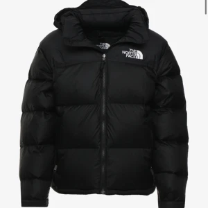 The North Face Jacket  - Säljer nu min north face vinterjacka. Den är använd en säsong och är som helt ny i mycket bra skick i storlek XS. Finns även en luva gömd i kragen. Har redan gått ner i pris från 2000kr till nuvarande pris (1500kr) 