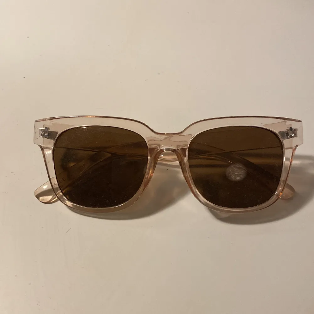 Ljusrosa transparent solglasögon som säljs på grund ut av att jag inte använder dem💖 frakten är 51kr. Övrigt.