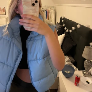 Blå bäst  - Säljer denna blåa väst från bikbok i storlek M. Andvönd max 5 gånger har fickor man stänger med knapp skriv privat för fler bilder köparen står för frakten 