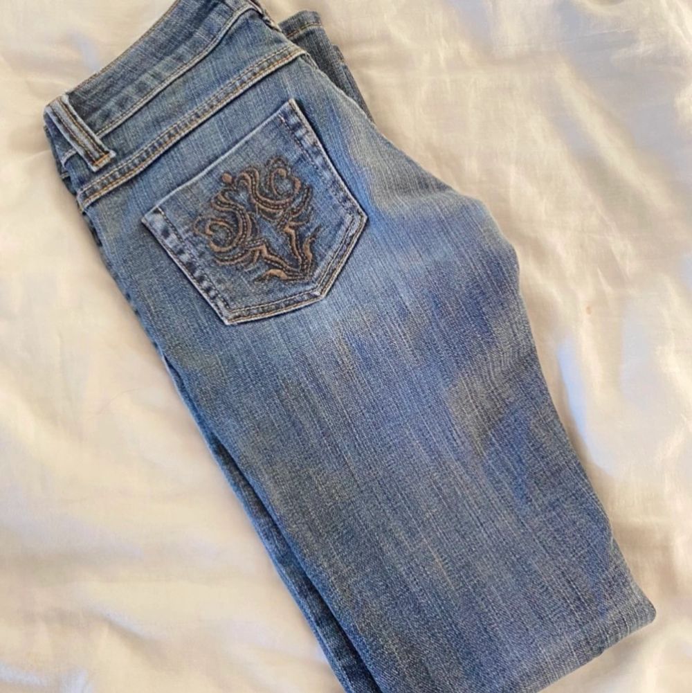 Ett par jätte fina lågmidjade jeans, med fina fickor! Tyvärr är de försmå för mig. Skriv om ni vill ha mått eller vill ha fler bilder eller om ni har andra frågor❤️ Köparen står för frakt!. Jeans & Byxor.