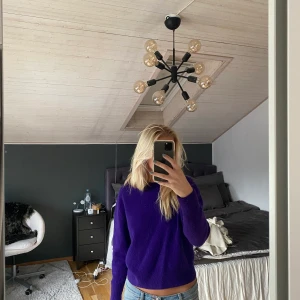 &other stories tröja - Säljer denna härliga lila tröja från &other stories. Köparen står för frakt, kan mötas upp i Stockholm.