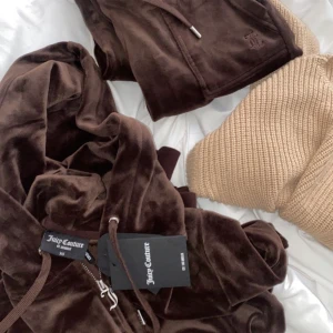 Juicy couture  - Säljer min nya juicy sett köpte den förra veckan säljer de pga att färgen inte passar mig den är 1 gång använd o en gång tvättad koftan är i storlek XS och byxan S kan mötas i Göteborg o kan även frakta  priset går o diskutera 