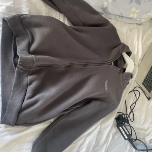 Mckenize tröja - Mckenize tröja har byxorna till de oxå, nästan aldrig använt köpte senaste vintern , frakt kan diskuteras privat 🥰