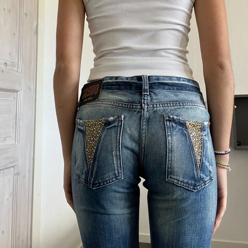 Nya blå guess jeans med detalj på fickorna! Bootcut. Sitter bra i vintage modell. Jag är 167cm 🌸. Jeans & Byxor.