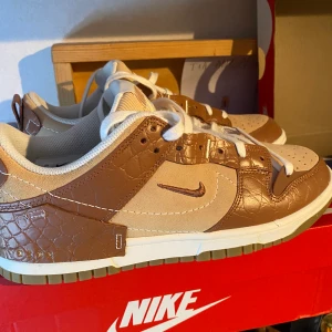 Nike Dunk Low Disrupt 2 - (Kan sänka pris vid snabb affär)Säljer mina dunk disrupt spm är 9/10 i skick. Riktigt snygga och är lätta att matcha. Kvitto och box finns. Ny pris ligger runt 2000 kr.